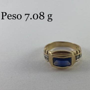 Anillo con diseño de circones y piedra azul