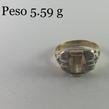 Anillo con diseño de circones y piedra