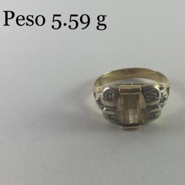 Anillo con diseño de circones y piedra