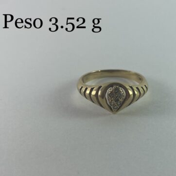 Anillo con diseño de circones