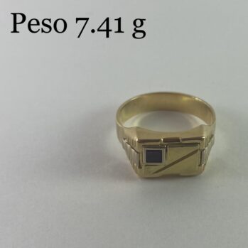 Anillo con diseño rectangular con piedra