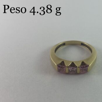 Anillo con diseño de tres circones rosados