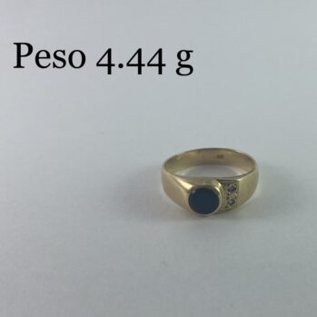 Anillo con diseño de circones y piedra negra
