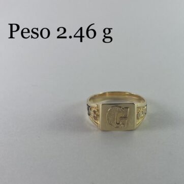 Anillo con diseño de "G"