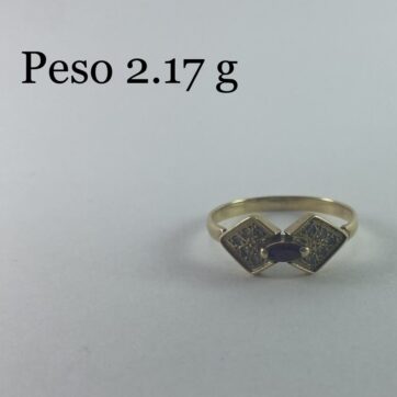 Anillo con diseño de circones  y piedra azul