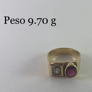 Anillo con diseño de circón y piedra rosada