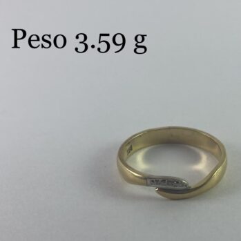 Anillo con diseño y detalle de plata