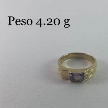 Anillo con diseño de piedra morada