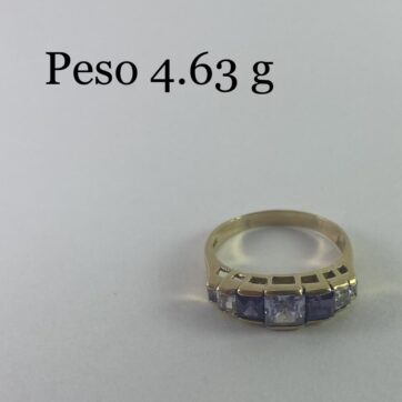 Anillo con diseño de circones
