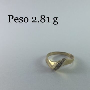Anillo con diseño de circones
