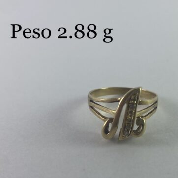 Anillo con diseño de circones "A"