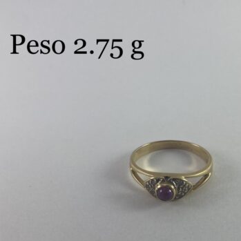 Anillo con diseño de circones y piedra morada
