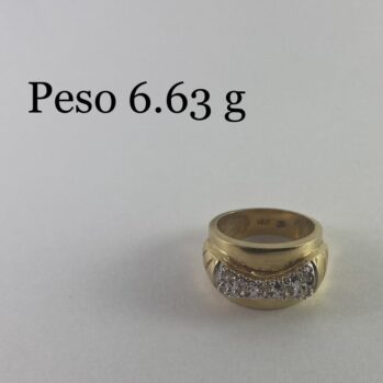 Anillo con diseño de circones en detalle de plata