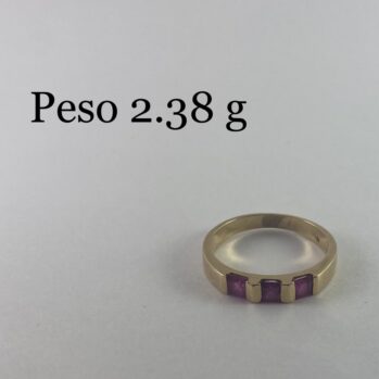 Anillo con diseño de tres circones rosados