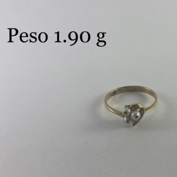 Anillo con diseño de circones y perlas