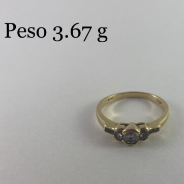 Anillo con diseño de circones