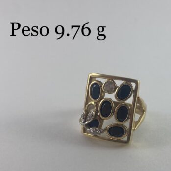 Anillo con diseño de circones y piedras negras