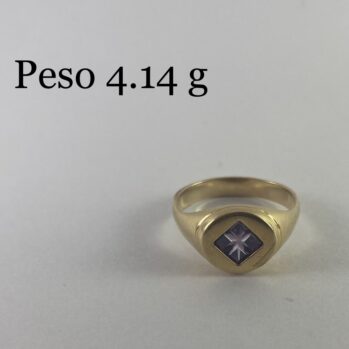 Anillo con diseño de rombo con piedra lila