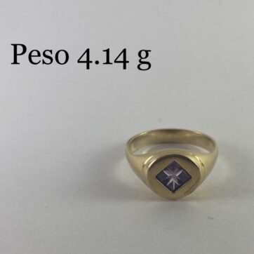 Anillo con diseño de rombo con piedra lila