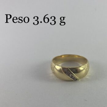 Anillo con diseño de circones