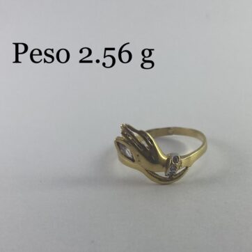 Anillo con detalle en forma de mano y circones