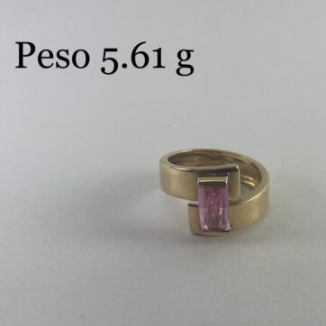 Anillo con diseño de circón rosado