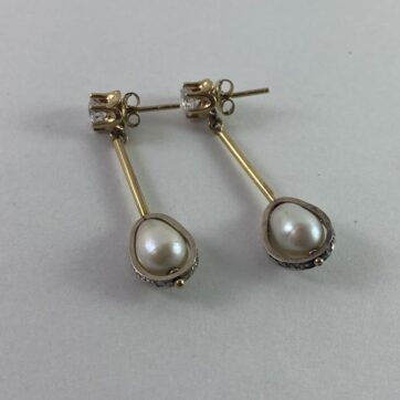 Aretes con diseño de circones y perlas