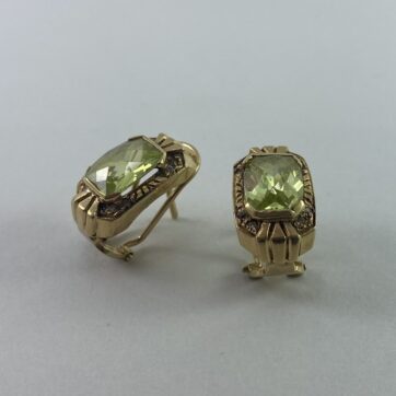 Aretes con diseño de circones y piedra verde