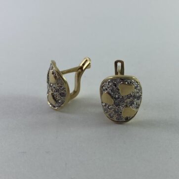 Aretes con diseño de circones y detalles de corazón