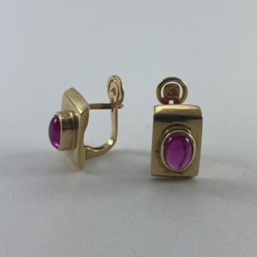 Aretes con diseño de piedra rosada