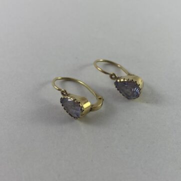 Aretes con diseño de gota con circón