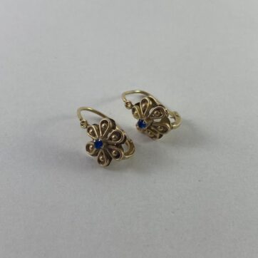 Aretes con diseño de flor y circón azul