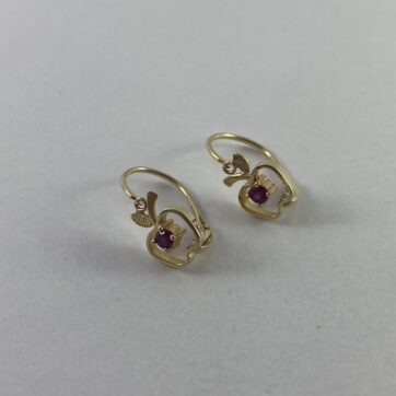 Aretes con diseño de manzana y circón rojo