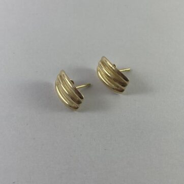 Aretes con diseño simple