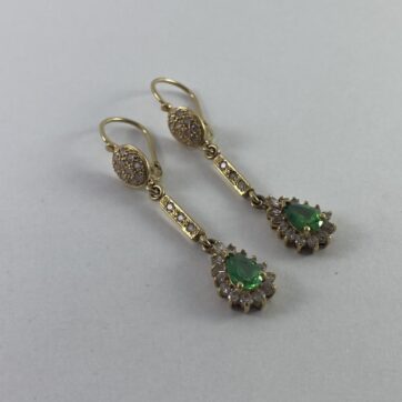 Aretes largos con diseño de circones