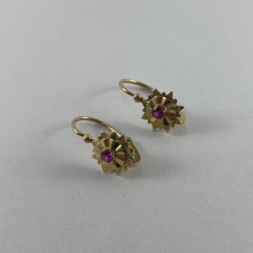 Aretes con diseño de flor y circón rosado