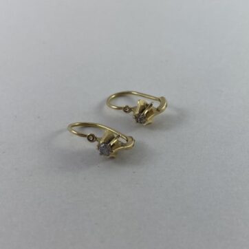 Aretes con diseño de flor y circón