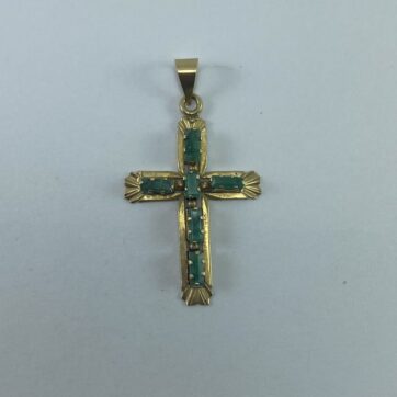 Dije con diseño de cruz con piedras verdes