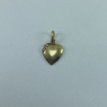 Dije con diseño de corazón con circones