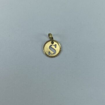 Dije con diseño de "S"