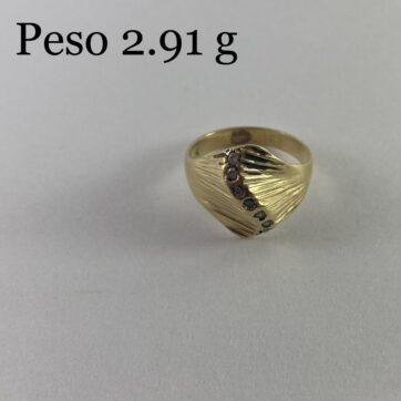 Anillo con diseño de circones