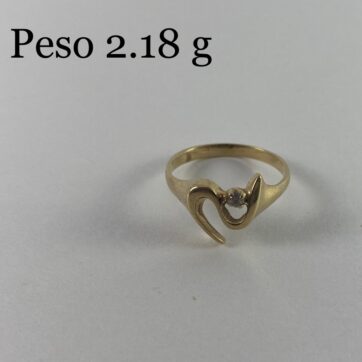 Anillo con diseño y circón