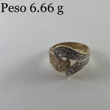 Anillo con diseño de circones