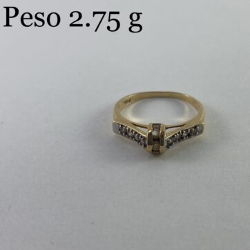 Anillo con diseño de circones