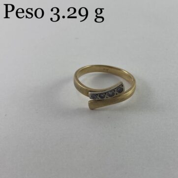 Anillo con diseño de circones