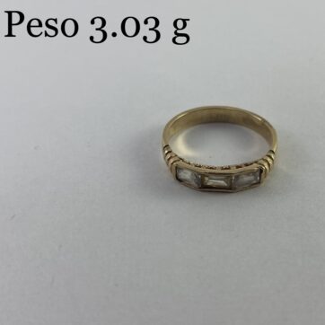Anillo con diseño de circones
