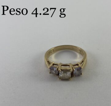 Anillo con diseño de circones
